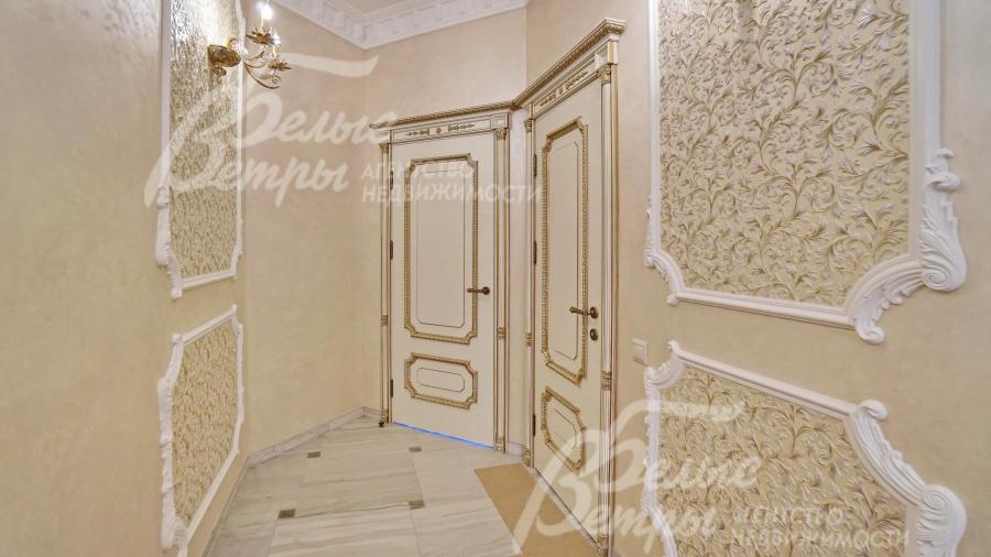 Двери из массива филенчатые с позолотой