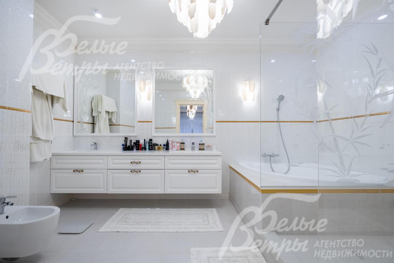При мастер-спальне - санузел 16 кв.м, столешницы всех раковин выполнены из камня на заказ