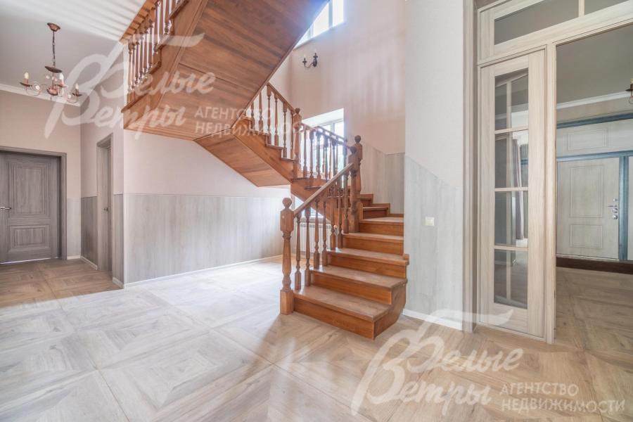 На второй этаж ведёт лестница со ступенями и поручнями из дерева