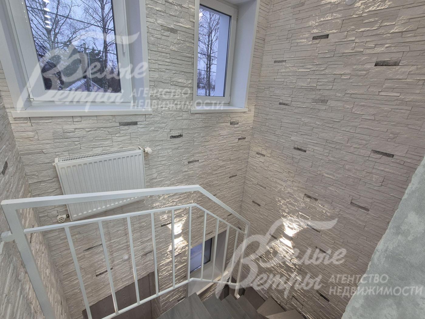 Лестничный марш с естественным освещением