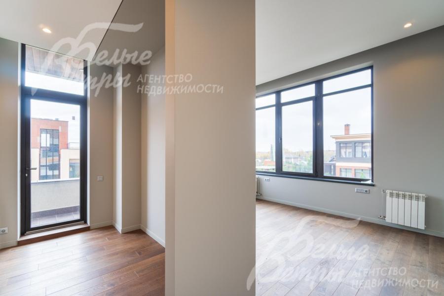 Спальня с выходом на балкон