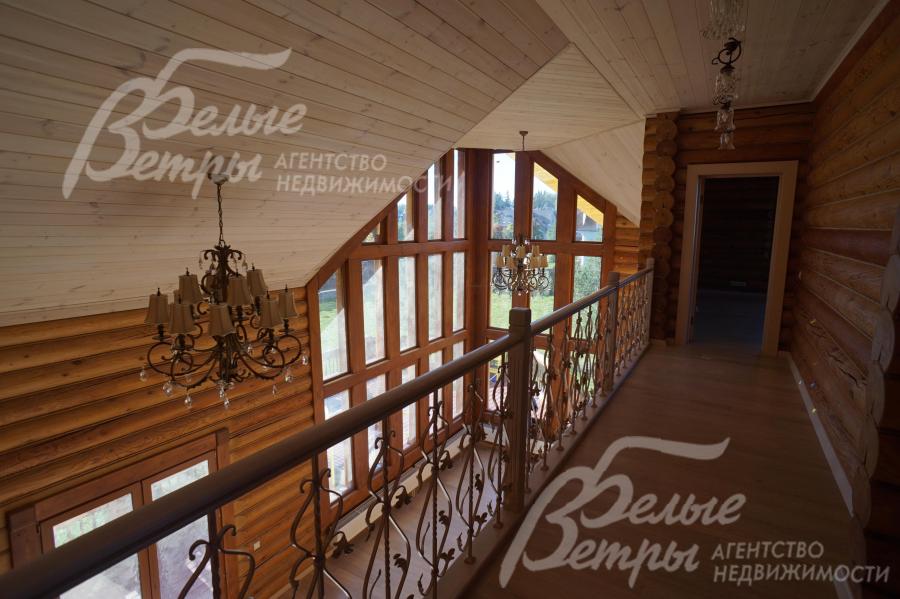 Второй свет с кружевным кованым ограждением. 