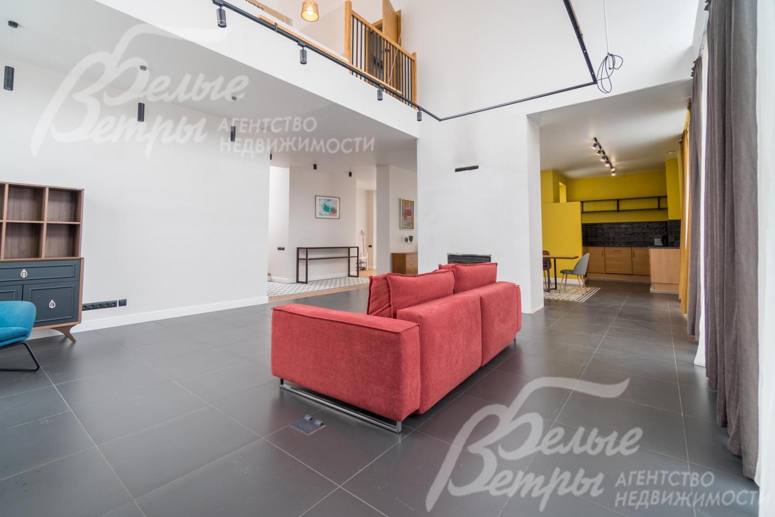 Просторная светлая гостиная.