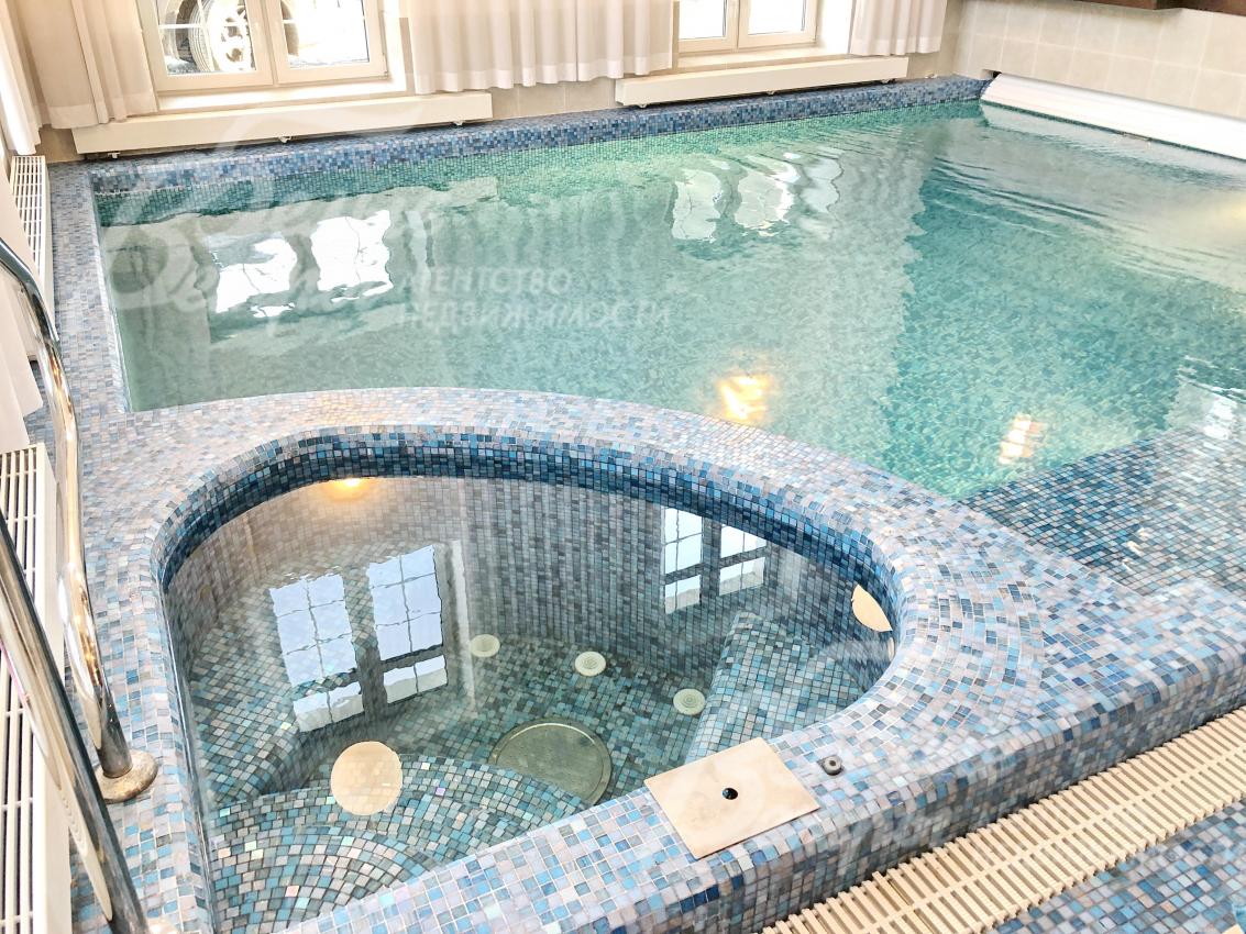 Роскошная джакуззи при бассейне