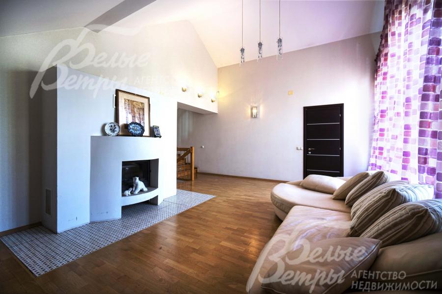 Вторая гостиная на 2-м этаже с дровяным камином и диванной группой (слева - лестница на мансардный этаж)