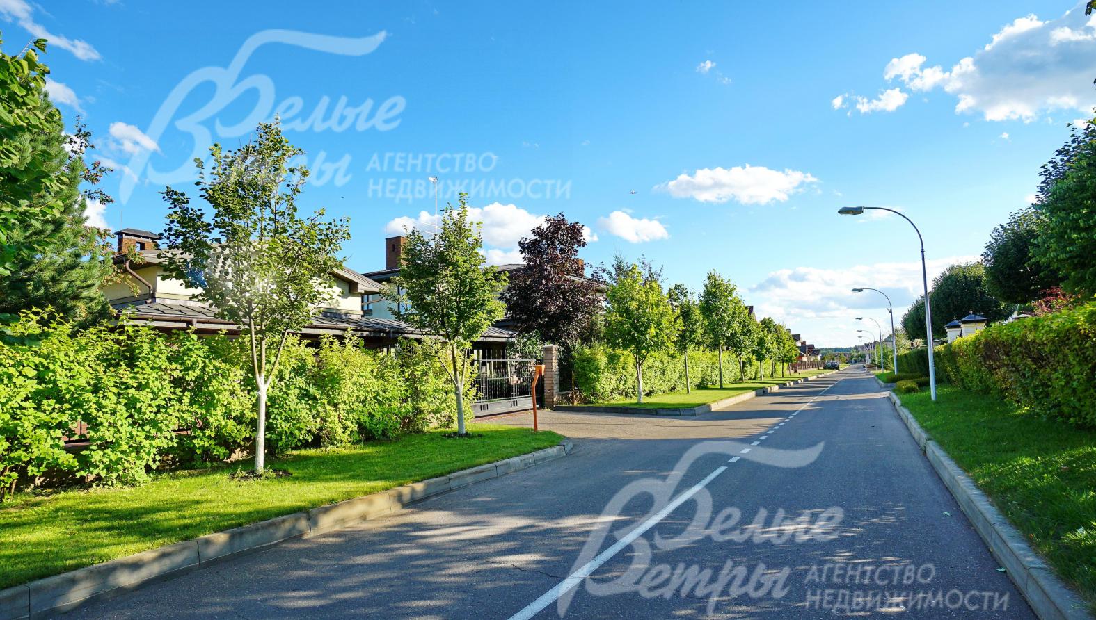 прекрасные широкие ухоженные улицы в поселке Империал