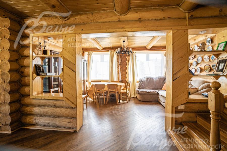 Внутренняя отделка дома выполнена из дерева