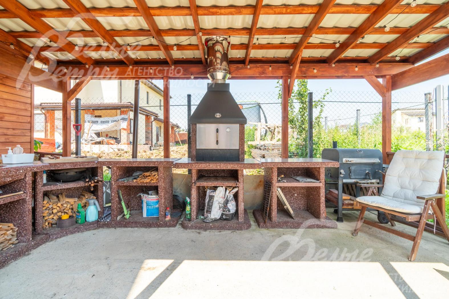 Рядом с террасой - мангальная зона с летней кухней, печью и дровником