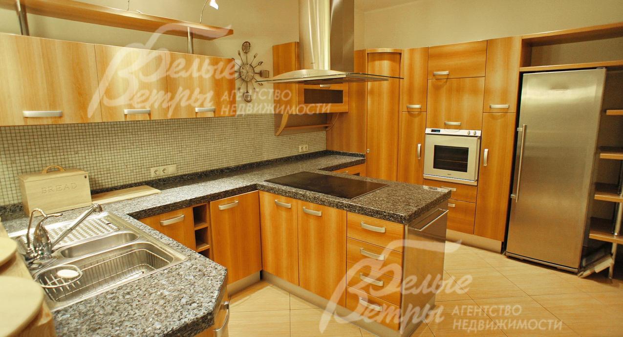 Кухонный гарнитур со всей встроенной техникой