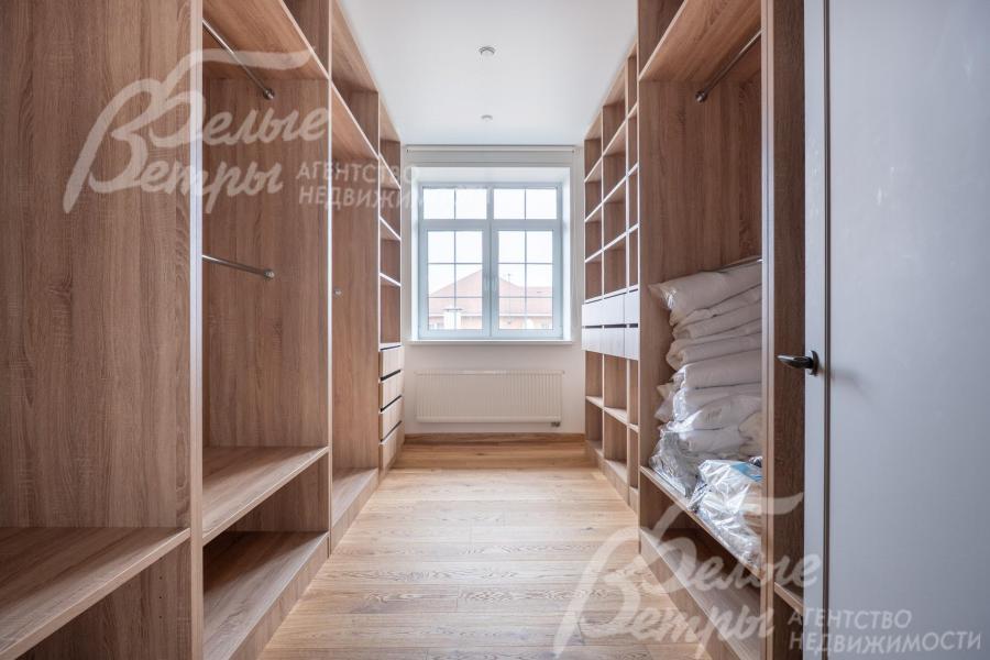 Большая гардеробная на 2-ом этаже