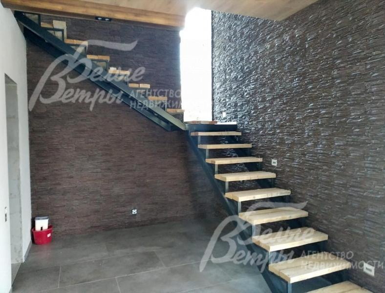 На второй этаж ведёт лестница на стальном каркасе