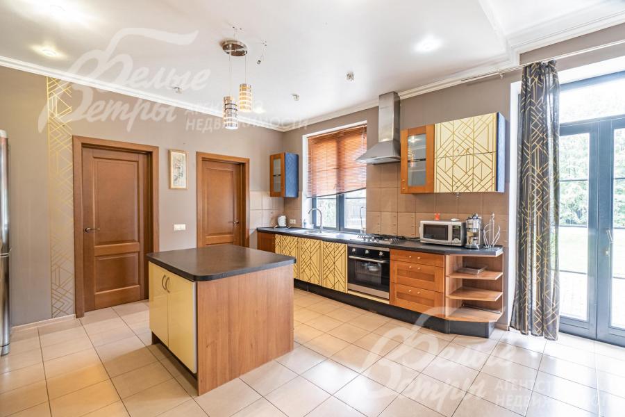 Дизайнерская кухня со столешницей из искусственного камня