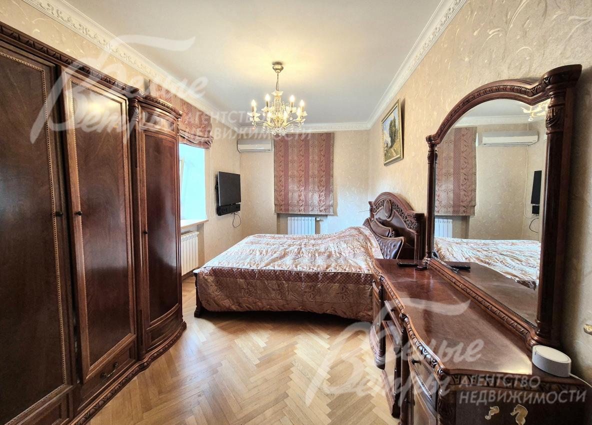 Спальни полностью обставлены мебелью.