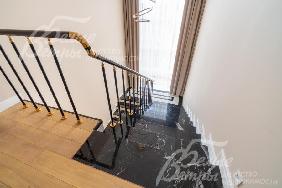 Мрамор на ступенях - редкий, чёрного оттенка (без примесей) с белоснежными прожилками (Nero Marquina (Испания); ограждение – из стали с поручнями чёрного цвета с золотым декором