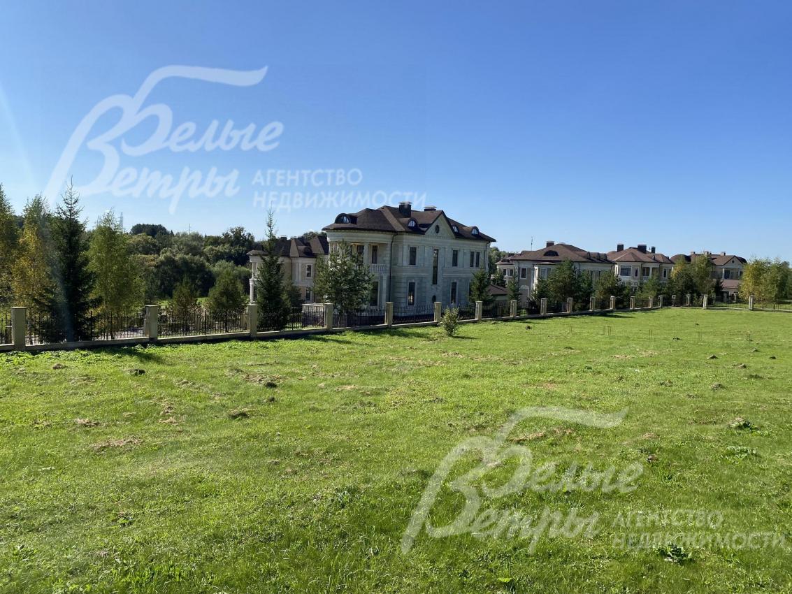 Все центральные коммуникации подведены к участку и входят в стоимость