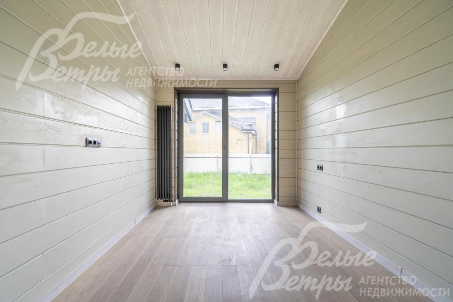 Коммуникации разведены по дому и подключены. Розетки и выключатели Legrand - черного цвета