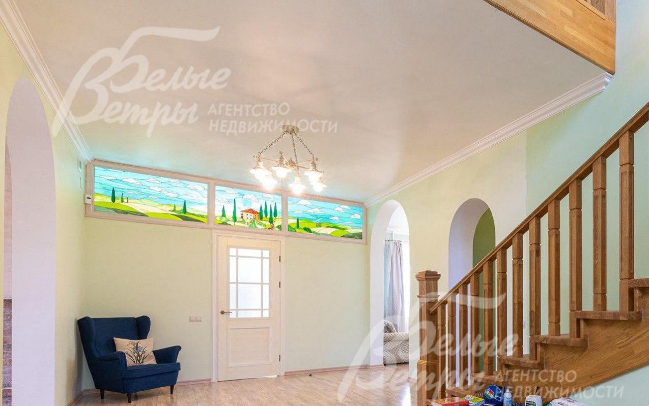 Холл 1го этажа с дубовой лестницей по индивидуальному проекту.