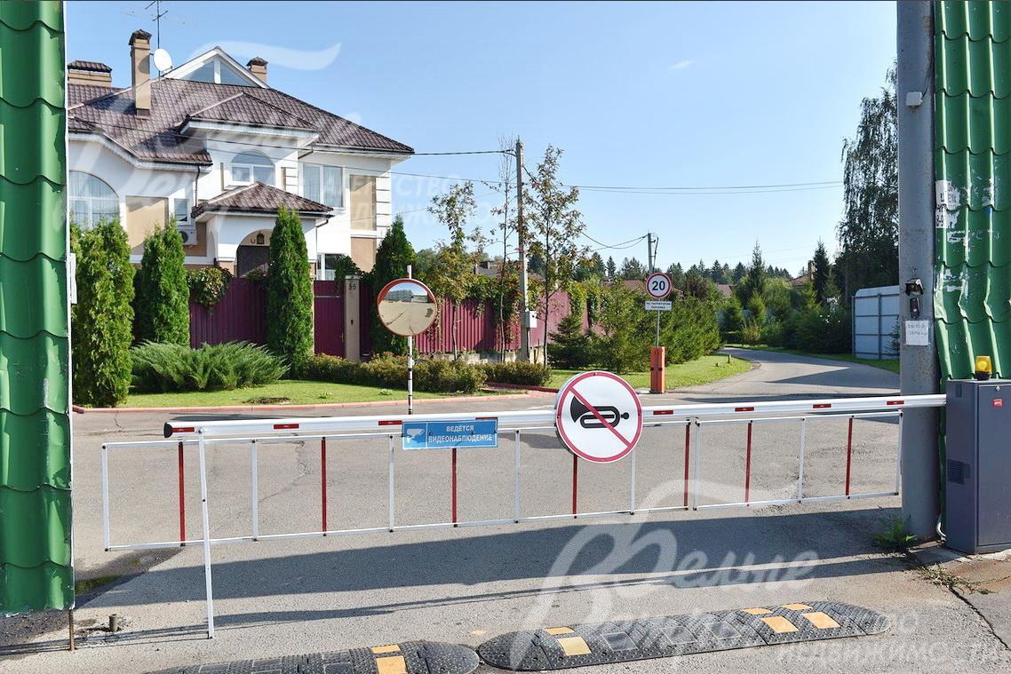 КПП на въезде в поселок Шишкин лес