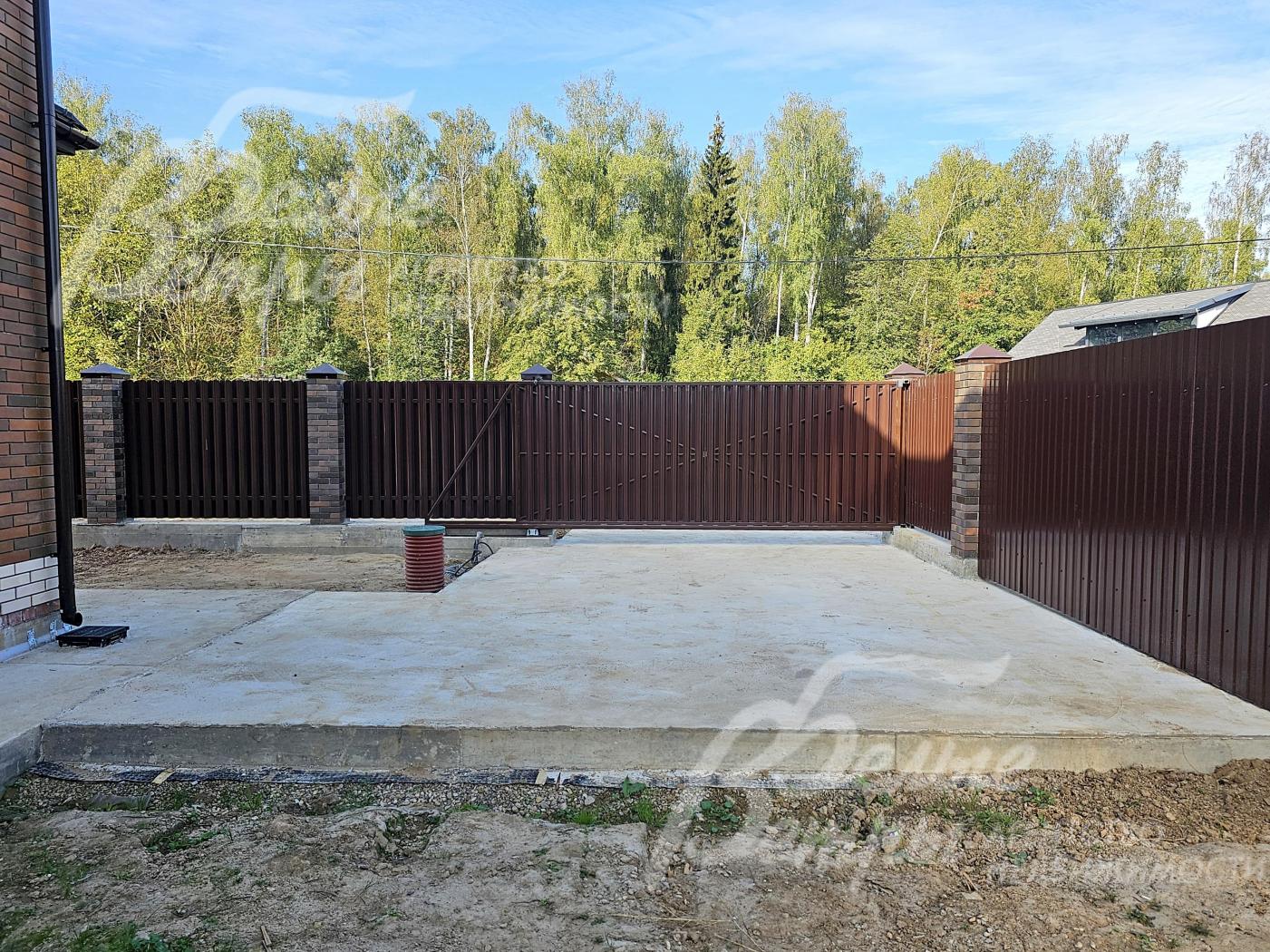На участке подготовлена бетонная площадка под парковку на 1-2 автомобиля 