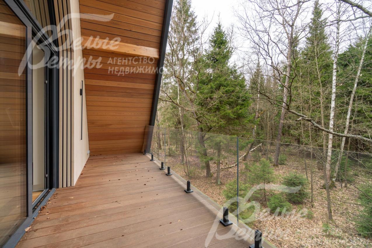 Из мастер-спальни - выход на собственный балкон с живописным видом на лес