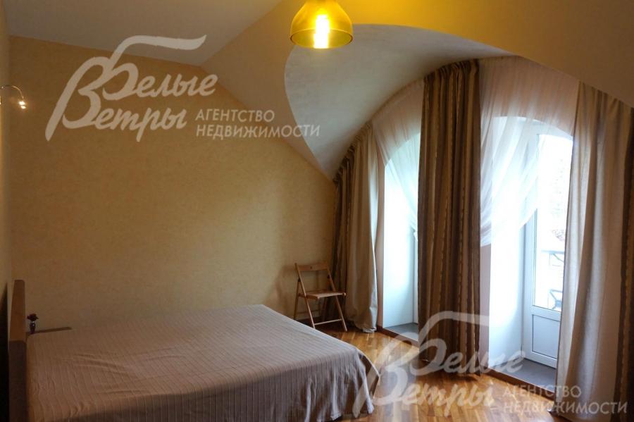 Спальня3 на 2м этаже с выходом на балкон.