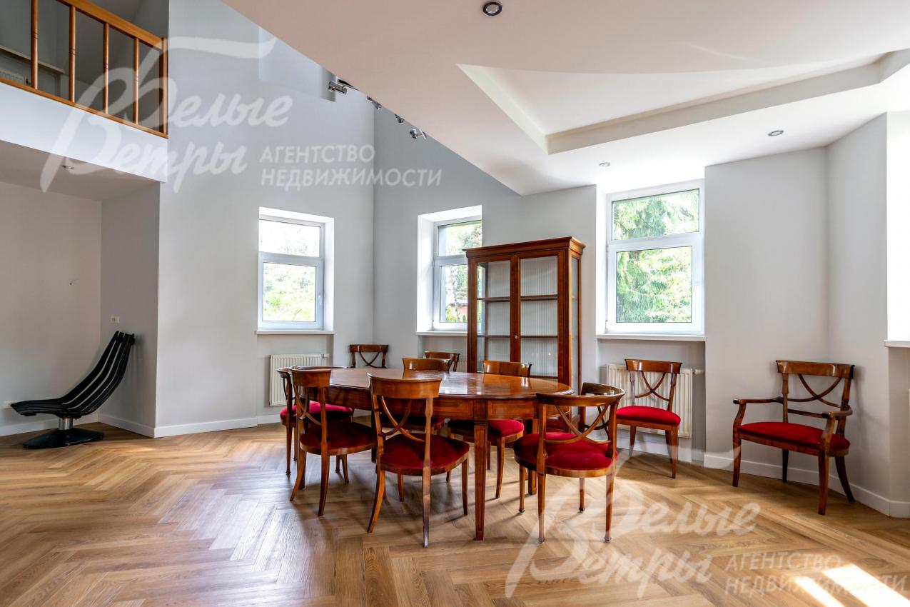 Двухсветная гостиная-столовая - в большим числом окон