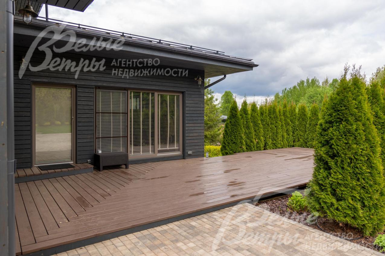 Открытая терраса на первом этаже с живой изгородью из туй