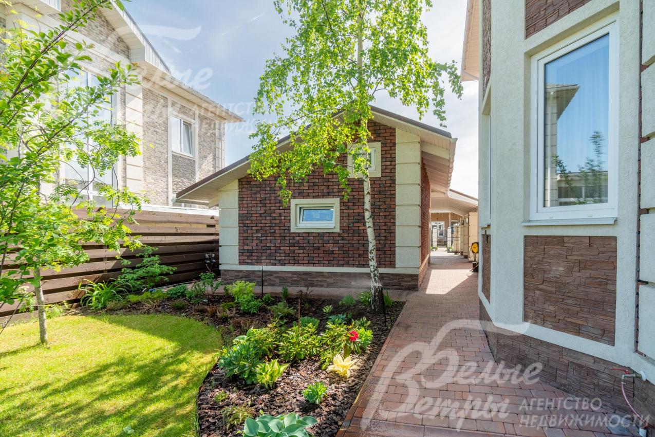 На участке - отдельностоящий гараж 24 кв.м