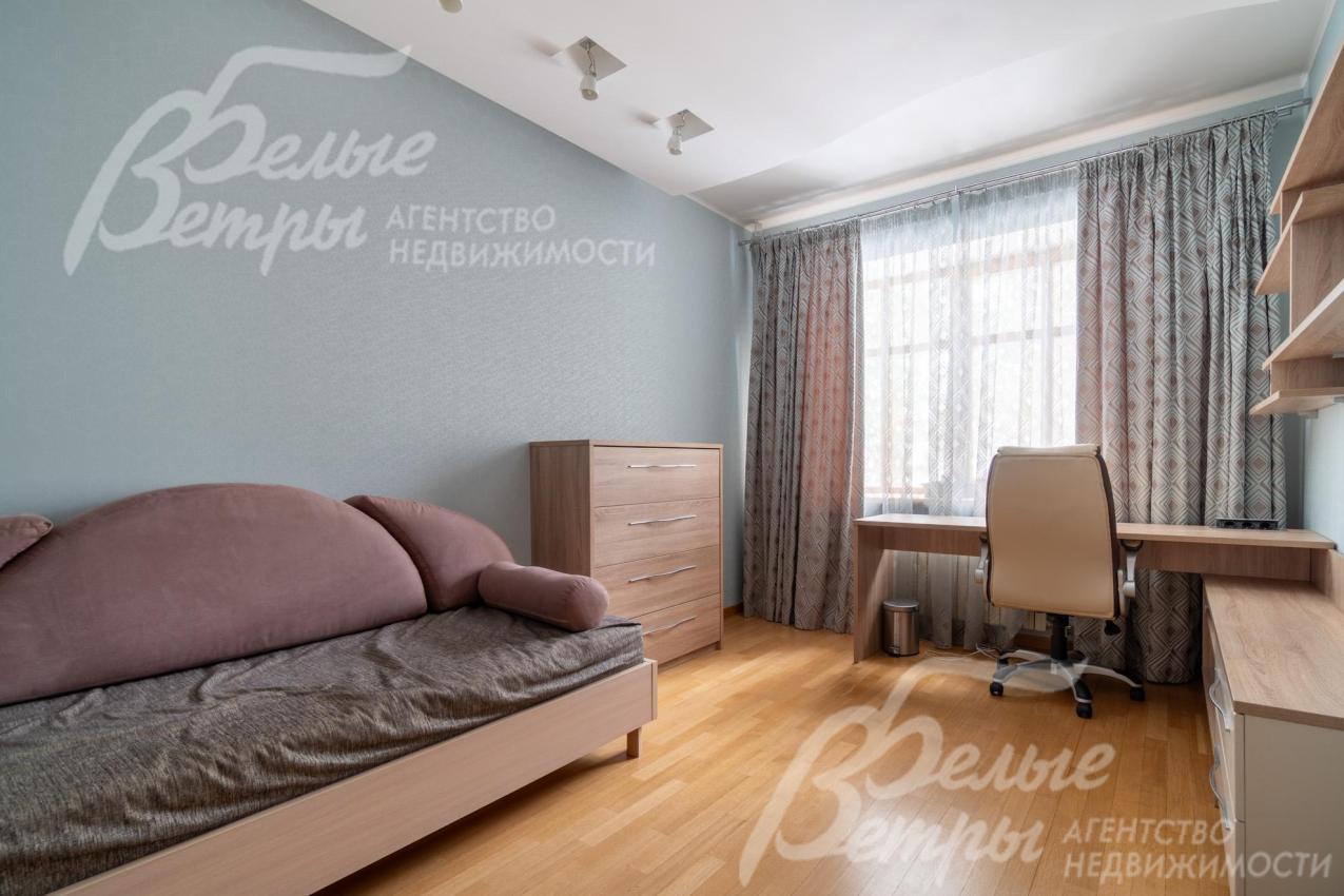 Спальня на втором этаже с софой, комодами и рабочим местом