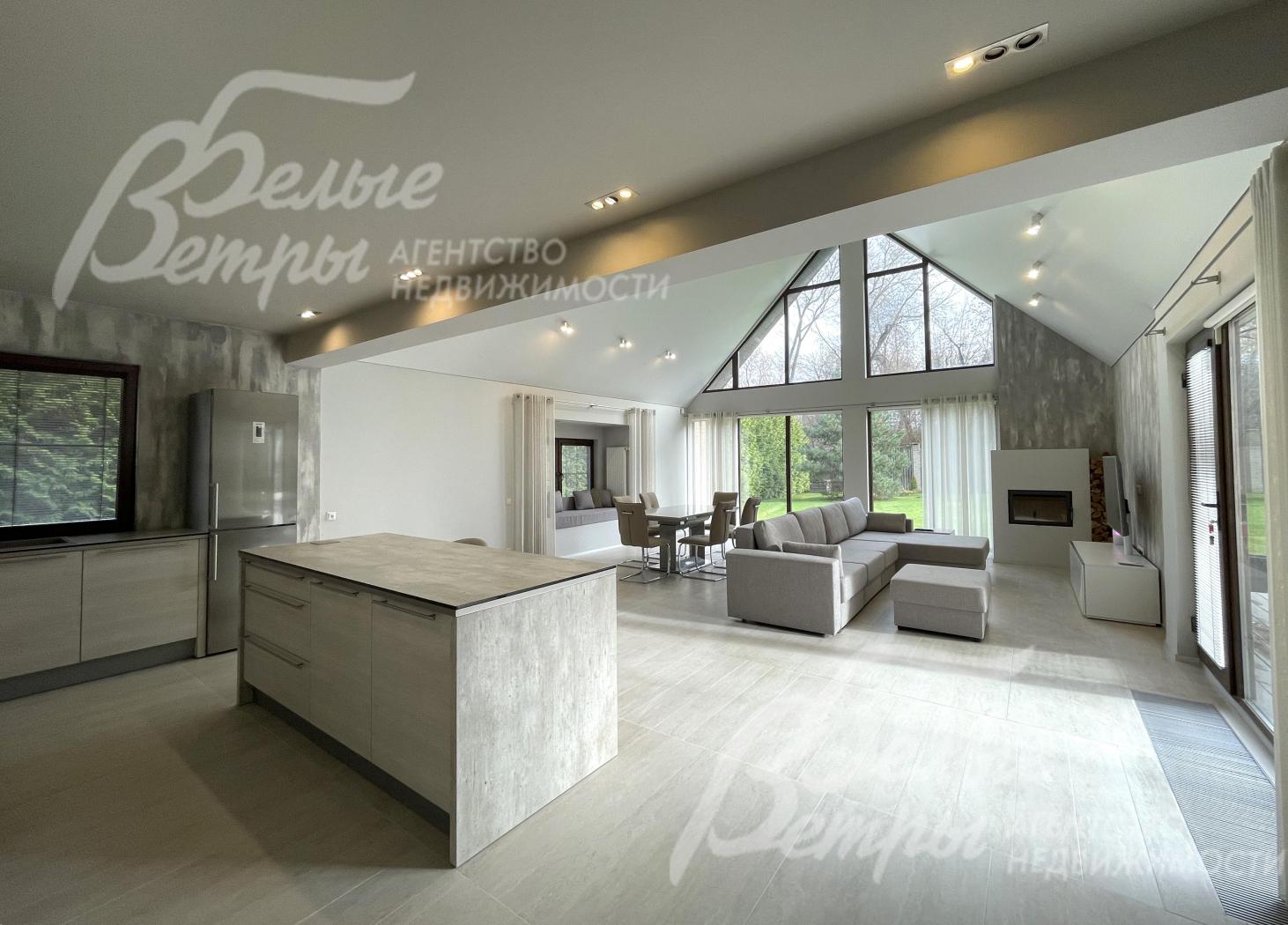 В зоне гостиной дровяной камин.