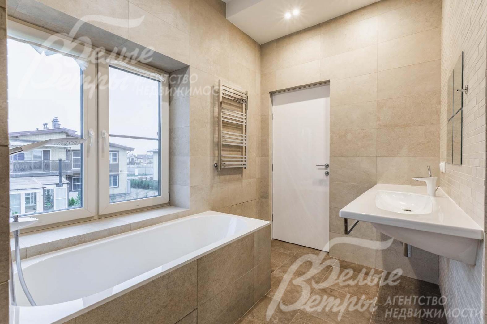 Санузел с ванной в мастер-спальне