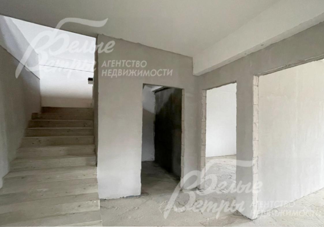 На второй и мансардный этажи ведёт монолитная лестница