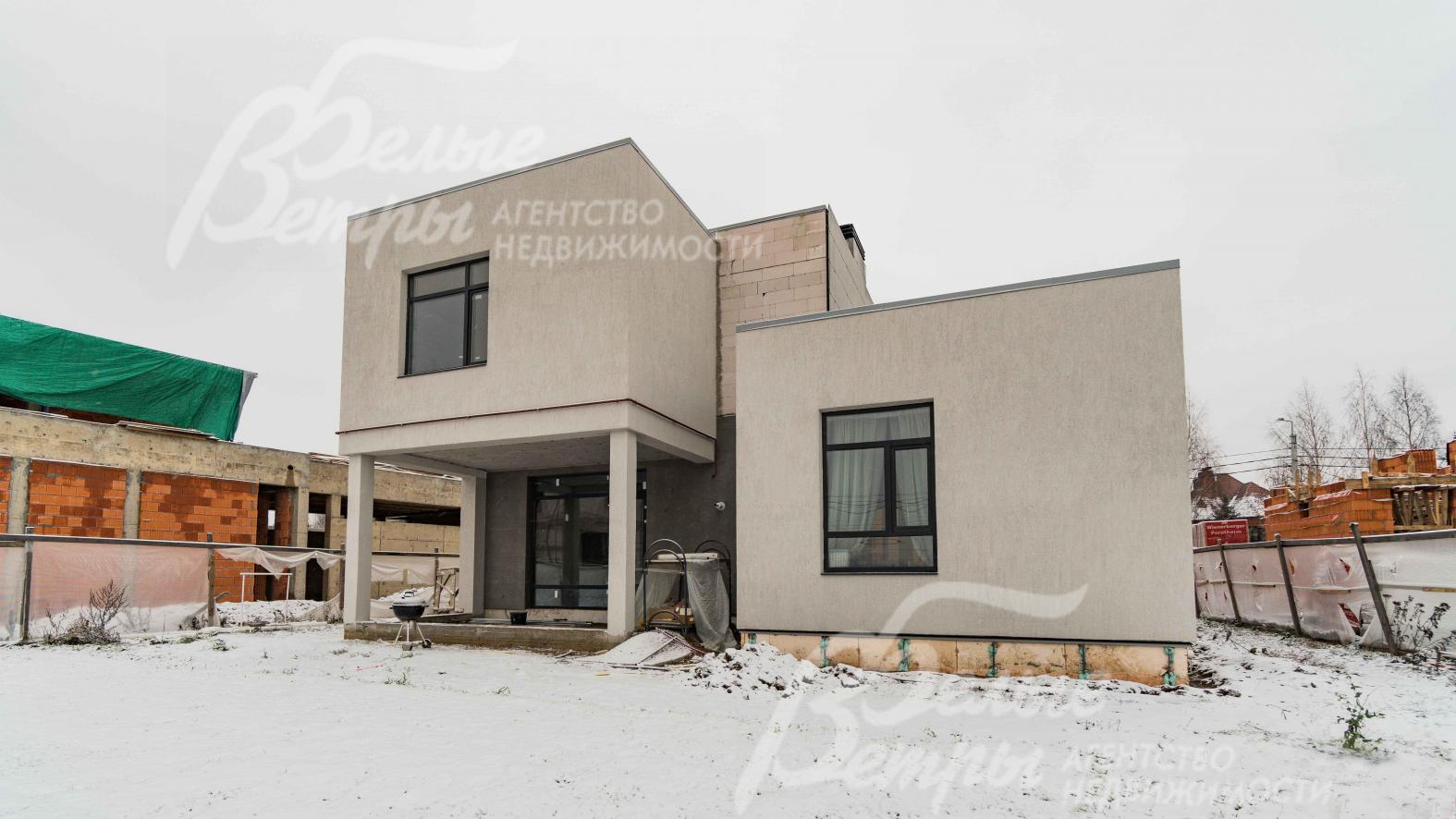 Вид на дом со стороны участка