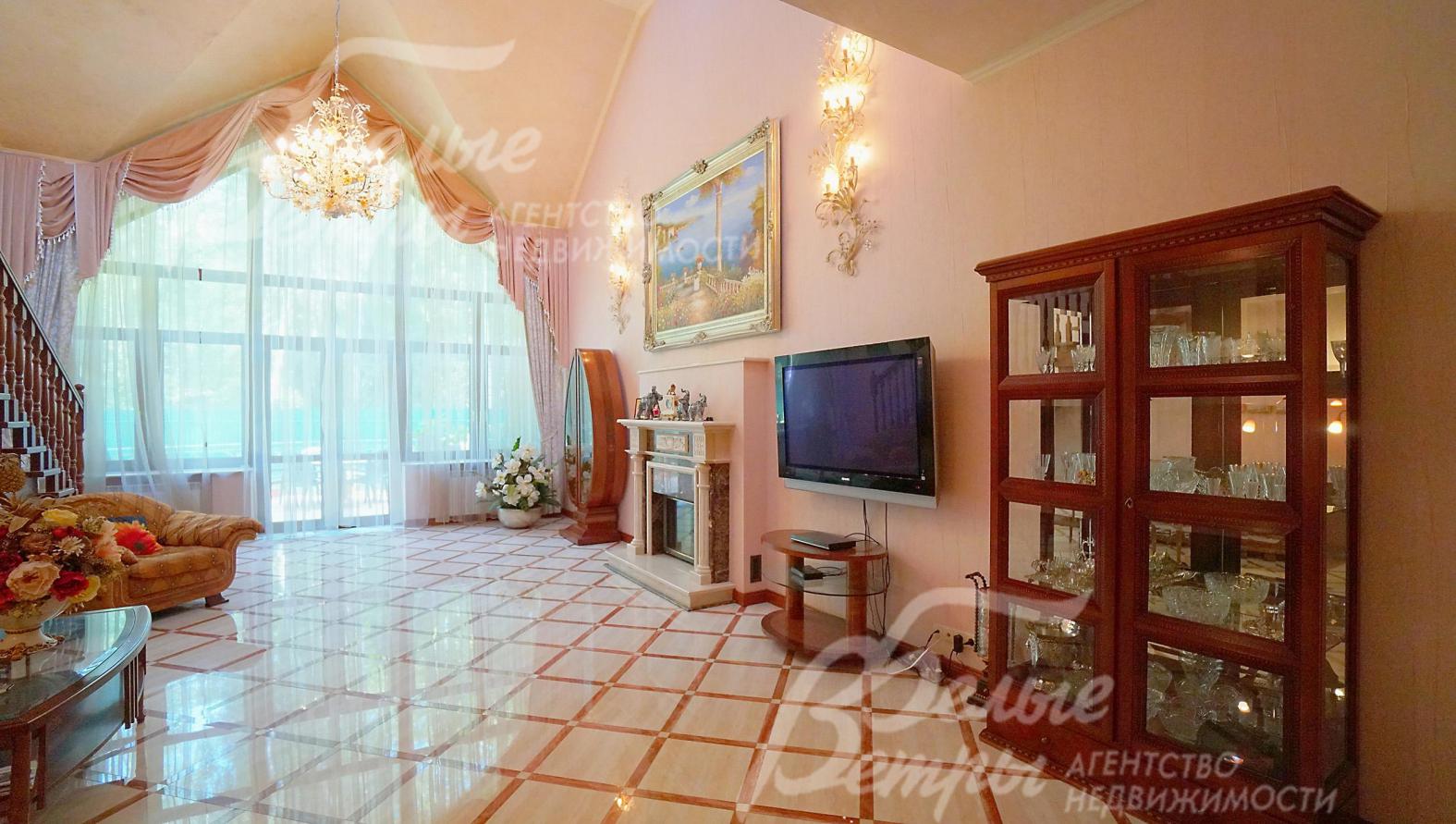 Двухсветная гостиная с камином 47 кв.м с выходом на террасу