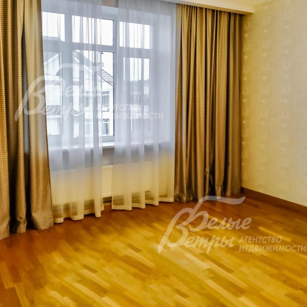 Во всех комнатах карнизы и качественные стильные шторы.