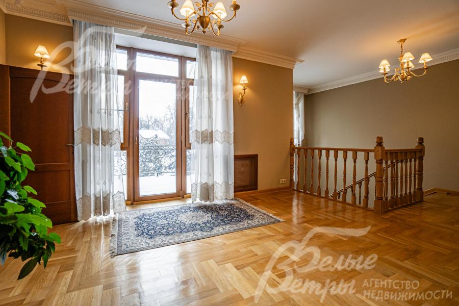 Холл 2-го этажа с выходом на видовой балкон