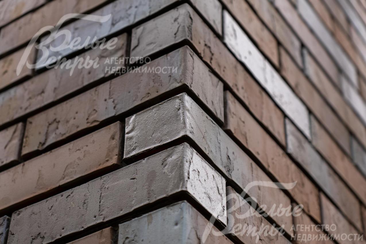 Впечатляющий и благородный внешний облик выполнен в архитектурном решении с использованием дорогостоящего облицовочного кирпича