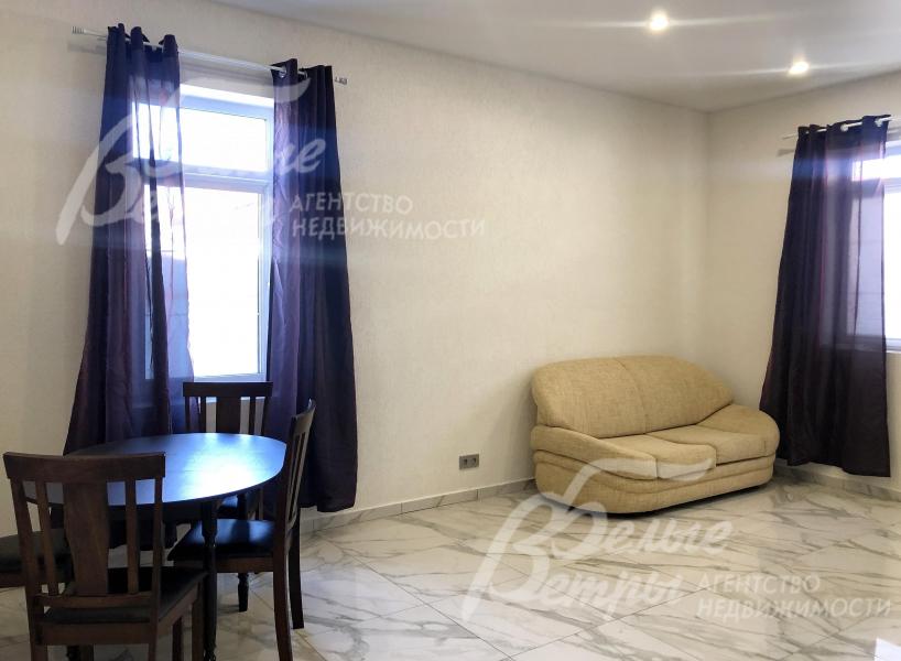 Интерьер всех студий украшают шторы и светильники