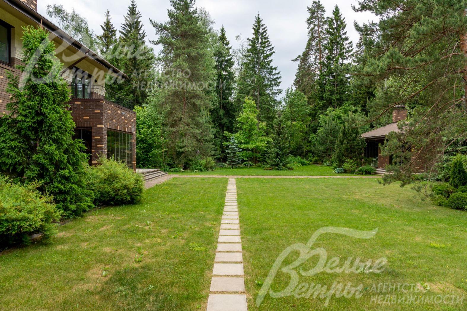 На природной лесном участке создан английский парк, имитирующий дикий лес. 