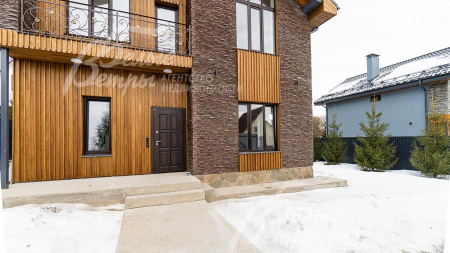 Комбинированная отделка фасада из искусственного камня и лиственницы