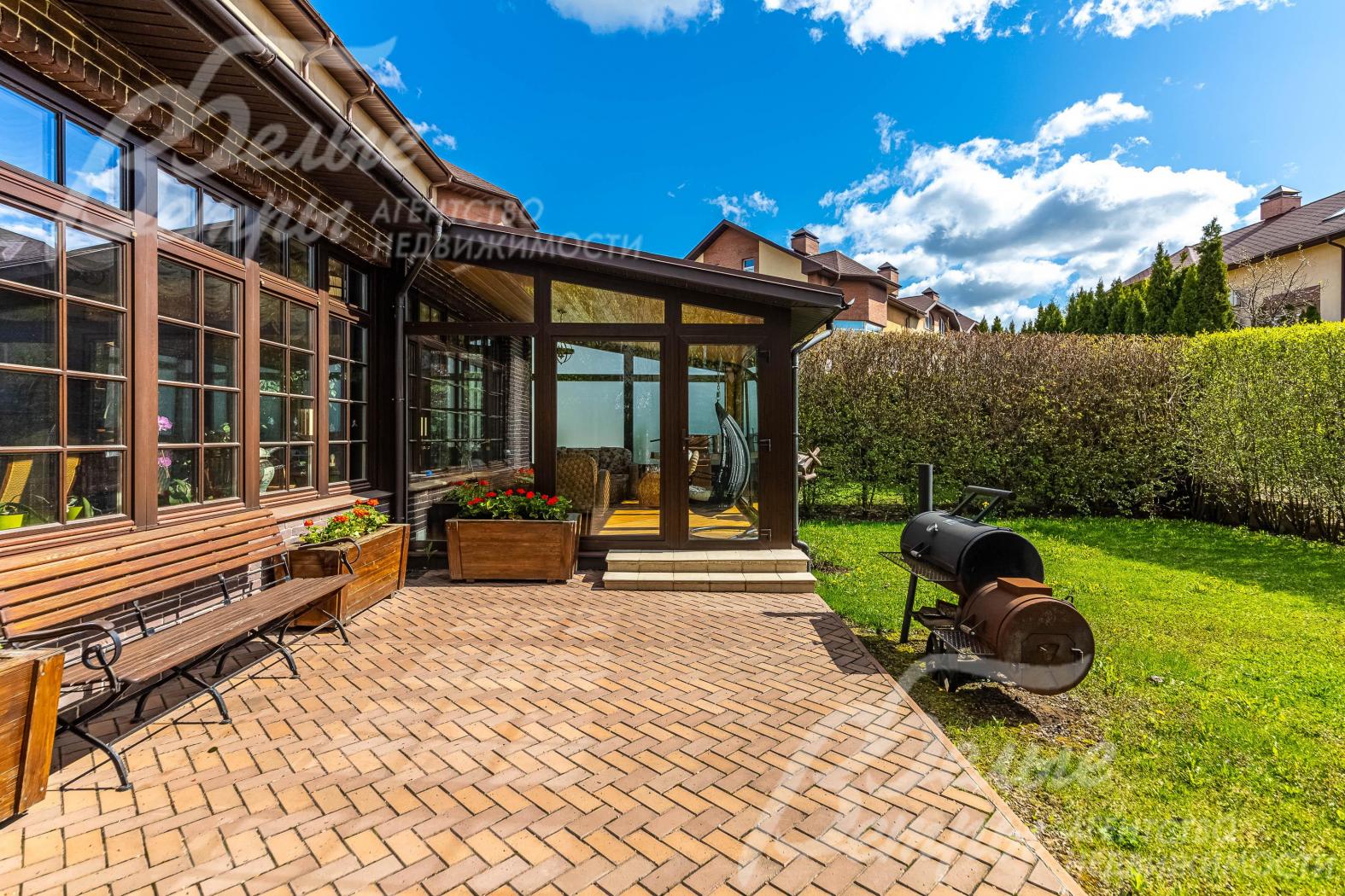 Зона барбекю во внутреннем дворе 