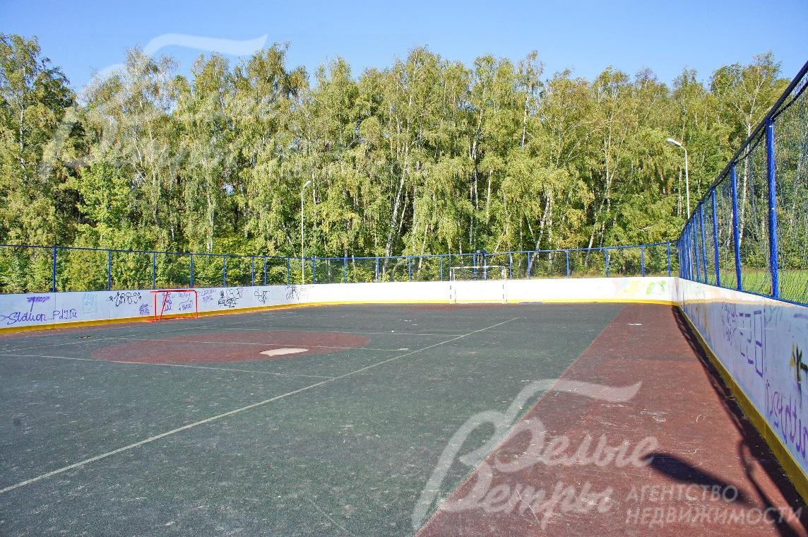 Футбольное поле с покрытием в поселке.