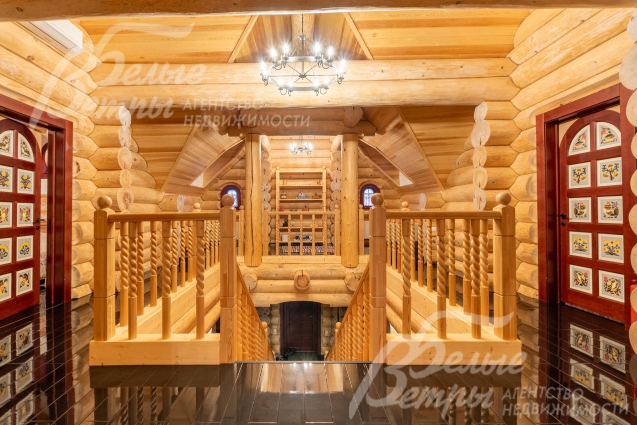 Впечатляющий холл-галерея на втором этаже