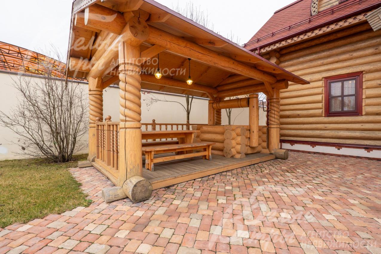 Рядом с домом построен бревенчатый колодец в русском стиле 