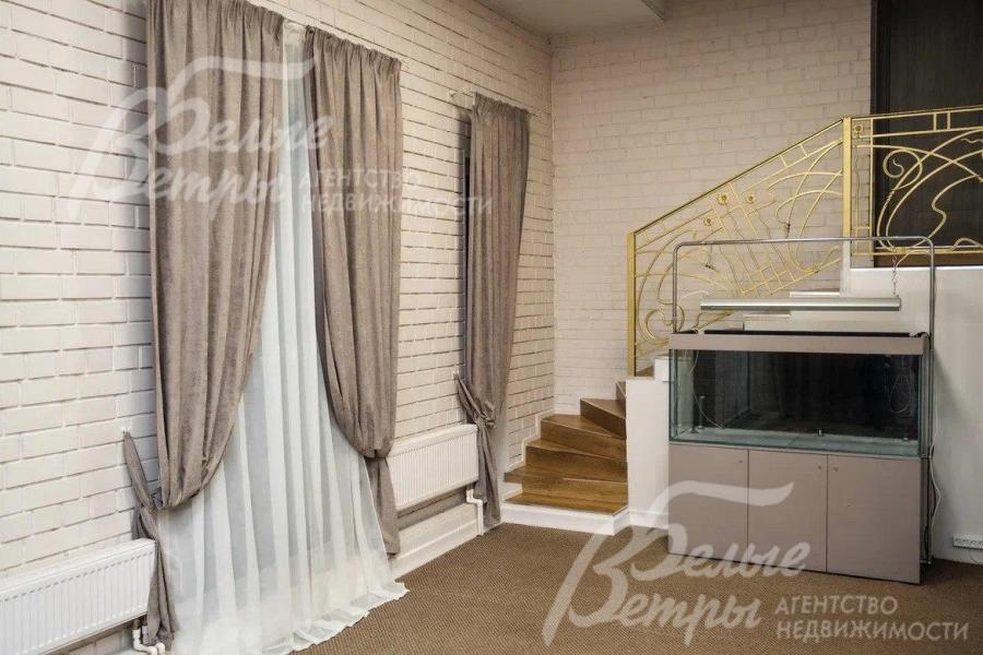 Аквариум в гостиной, удобная лестница на 2-ой этаж