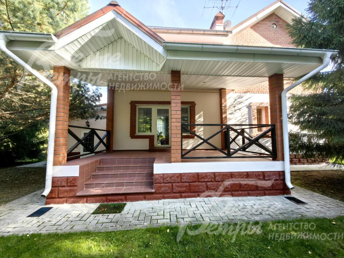 Крытая терраса с видом на участок
