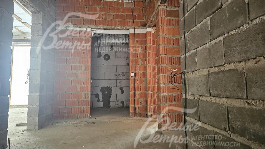 Все основные коммуникации разведены до точек потребления — проведены системы электроснабжения, водоснабжения и канализации