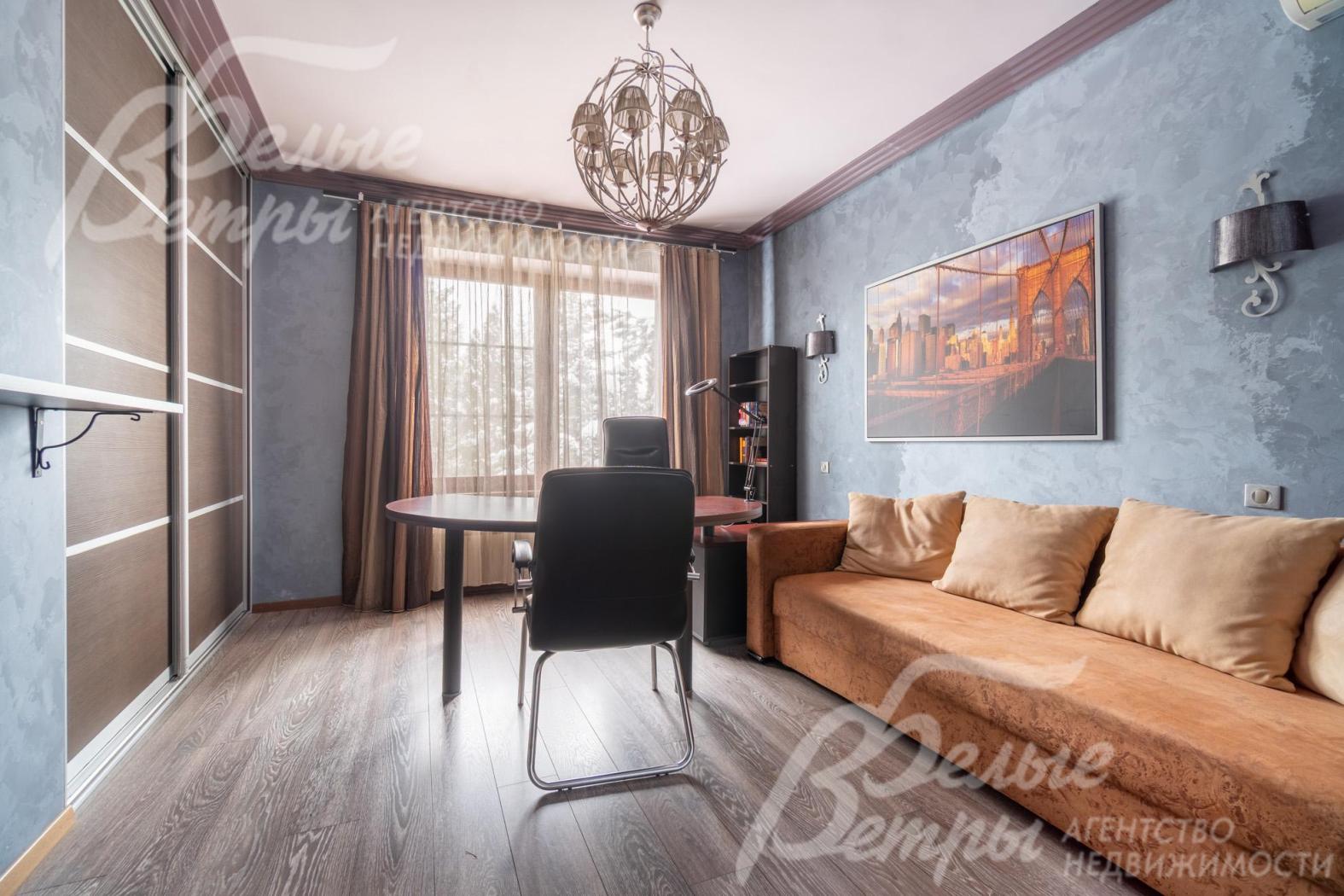 В доме - три спальни: две из них находятся на первом этаже. В спальнях первого этажа есть диваны, рабочие зоны, встроенные шкафы