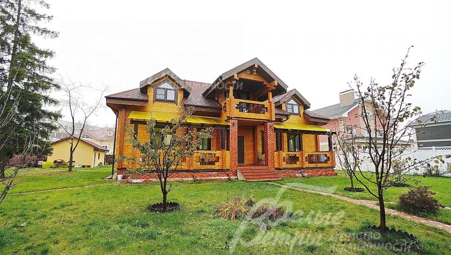 На участке 18 соток высажены декоративные и плодовые деревья и кустарники