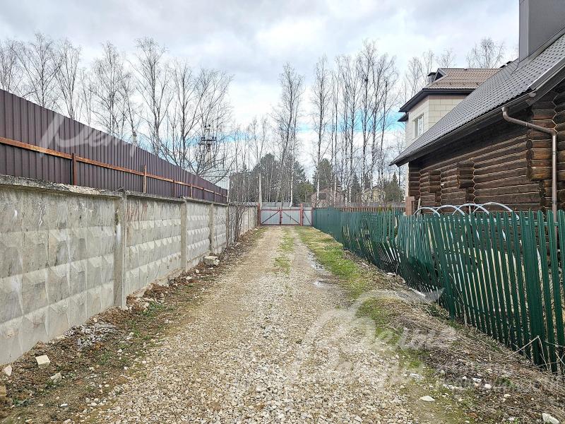 Участок расположен в пешей доступности от инфраструктуры Новой Москвы и озера с пляжем, в 300 м — лес и речка